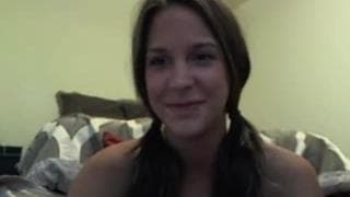 Una mora con due piercing nella figa