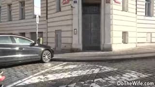 Lui lascia che la sua ragazza si faccia scopare da un uomo nero Lui lascia che la sua ragazza si faccia scopare da un uomo nero