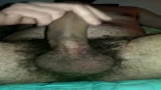 Uomo peloso si masturba fino a sborrare sulla sua pancia.