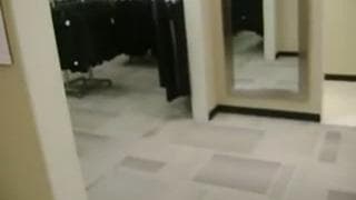 Questo ragazzo si fa una sega in piedi e sborra