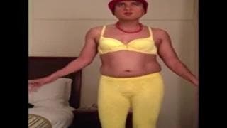 Lui gode indossando degli abiti da donna