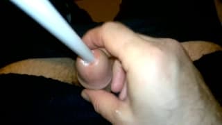 Lui ama infilarsi oggetti nel cazzo Lui ama infilarsi oggetti nel cazzo