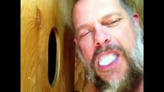 Un vecchio con un vero feticismo per i piedi