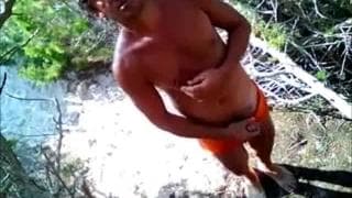 Questo ragazzo moro tira fuori il cazzo all'aperto Questo ragazzo moro tira fuori il cazzo all'aperto
