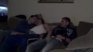 Questi tre ragazzi sono caldi e vogliosi