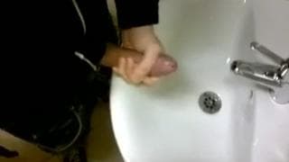 Un ragazzo emo si sga dentro il bagno