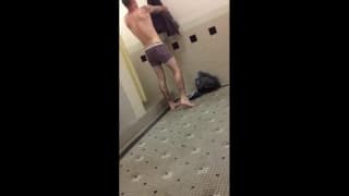 Oggi puoi spiare questo ragazzo sotto la doccia Oggi puoi spiare questo ragazzo sotto la doccia