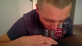 Lui succhia e prende nel culo il cazzo nero del suo uomo