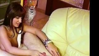 Lei usa la bocca e la lingua prima di farsi masturbare