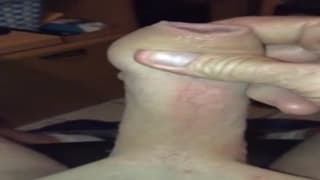 Una sega in primo piano mentre è a letto