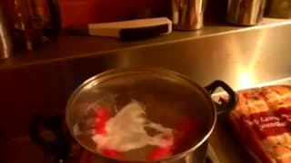 Lui usa qualsiasi cosa per masturbarsi Lui usa qualsiasi cosa per masturbarsi