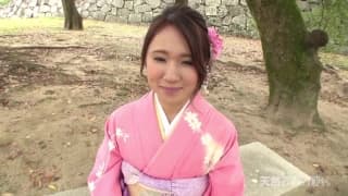 Questa asiatica oggi gode in tanti modi