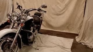 Lui si spoglia accanto la moto e si sega