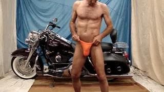 Questo vecchio fa una danza sexy per tutti