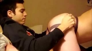 Guardali mentre si eccitano e sborrano