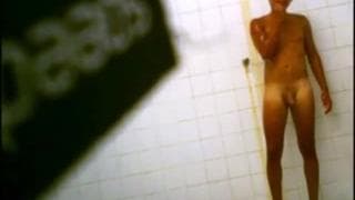 Un ragazzo viene spiato sotto la doccia Un ragazzo viene spiato sotto la doccia
