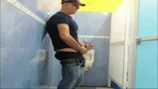 Una compilation di ragazzi che si segano in bagni pubblici Una compilation di ragazzi che si segano in bagni pubblici