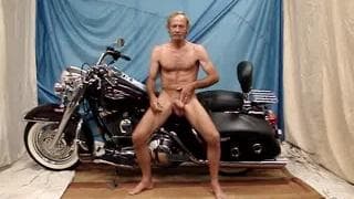 Spogliarello maschile ama indossare vestiti provocatori