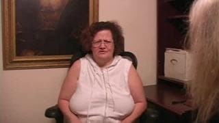 Una donna anziana molto eccitata si fa scopare da un giovane