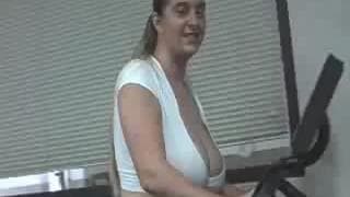 Lei si allena e ci mostra le tettone