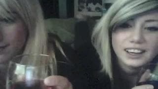 Due bionde giocano e bevono in webcam