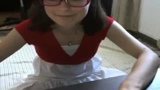 Questo artista si masturba completamente in vernice