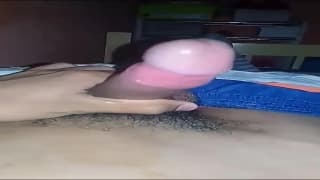 Un giovane ragazzo che sa come segarsi