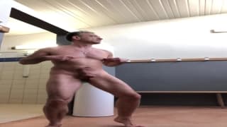 Lui adora segarsi dentro lo spogliatoio
