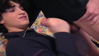 Due giovani amici se la spassano a casa insieme