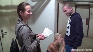Una brunetta offre contanti per fare sesso con una coppia
