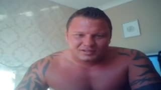 Lui ama mostrarci i muscoli e il cazzo Lui ama mostrarci i muscoli e il cazzo