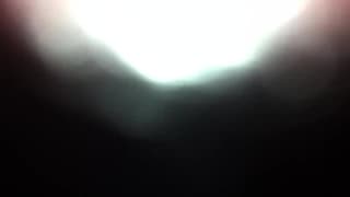 Lui spinge il suo cazzo dentro di lei per farla gemere