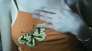 Si toglie il top e mostra i suoi bei seni a tutti noi