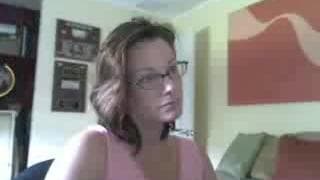 Bruna incinta si gode il suo corpo