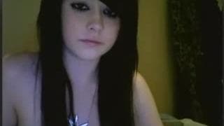 Una mora molto eccitata da sola a casa