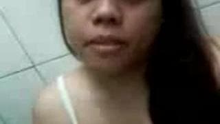 Guarda come gode in un bagno pubblico