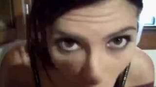 Una bella mora eccitata che ama succhiare