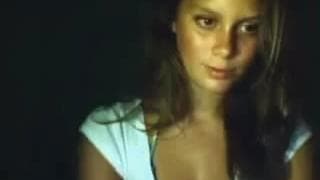 Questa dilettante mostra le sue tette e la sua figa