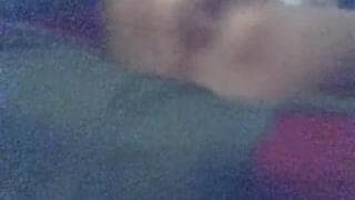 Lei si scopa da sola a letto con i suoi dildo