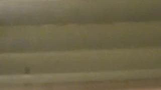 Una milf spiata attraverso le tende