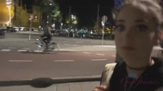 Lui scopa la propria ragazza virtuale ad Amsterdam