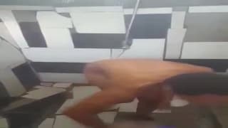 La videocamera spia una nera in doccia