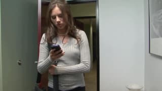 Donne lesbiche che si toccano sulla scrivania