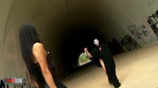 Lei lo scopa in questo luogo appartato