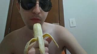 Un tizio si infila una banana nel culo