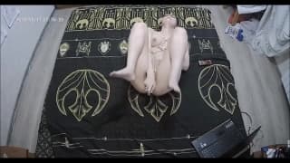 Nina è una bella ragazza russa che sa come masturbarsi bene!