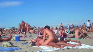 Un gangbang folle in mezzo alla spiaggia Un gangbang folle in mezzo alla spiaggia