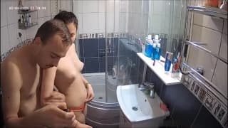 Anni viene filmata mentre gode in doccia Anni viene filmata mentre gode in doccia