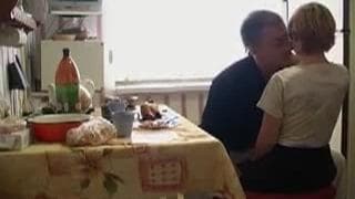 A casa intrattiene il suo maschio con piacere A casa intrattiene il suo maschio con piacere