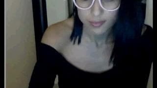 Lei ci mostra tutto davanti la webcam